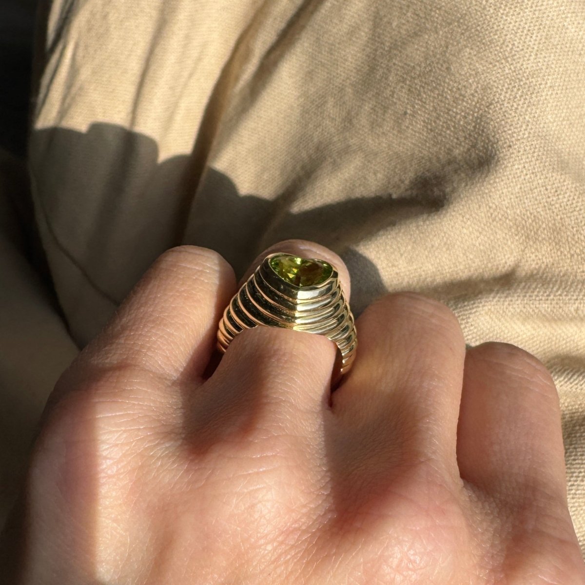 KICK BACK 1.73ct Peridot - AURORO