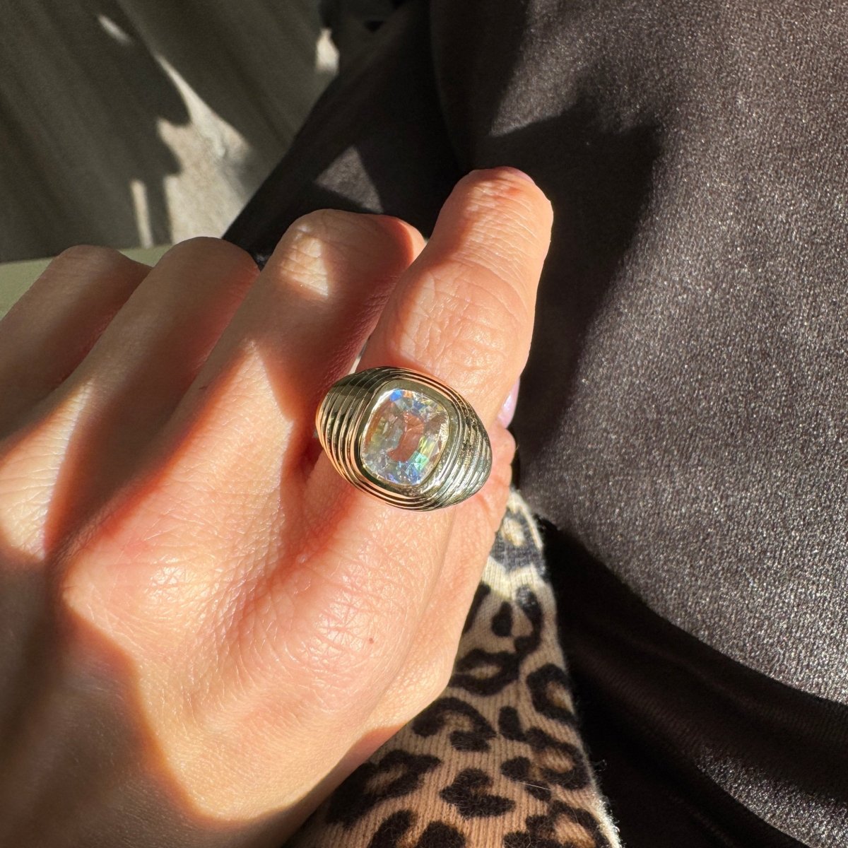 KICK BACK 2.26ct Moonstone - AURORO