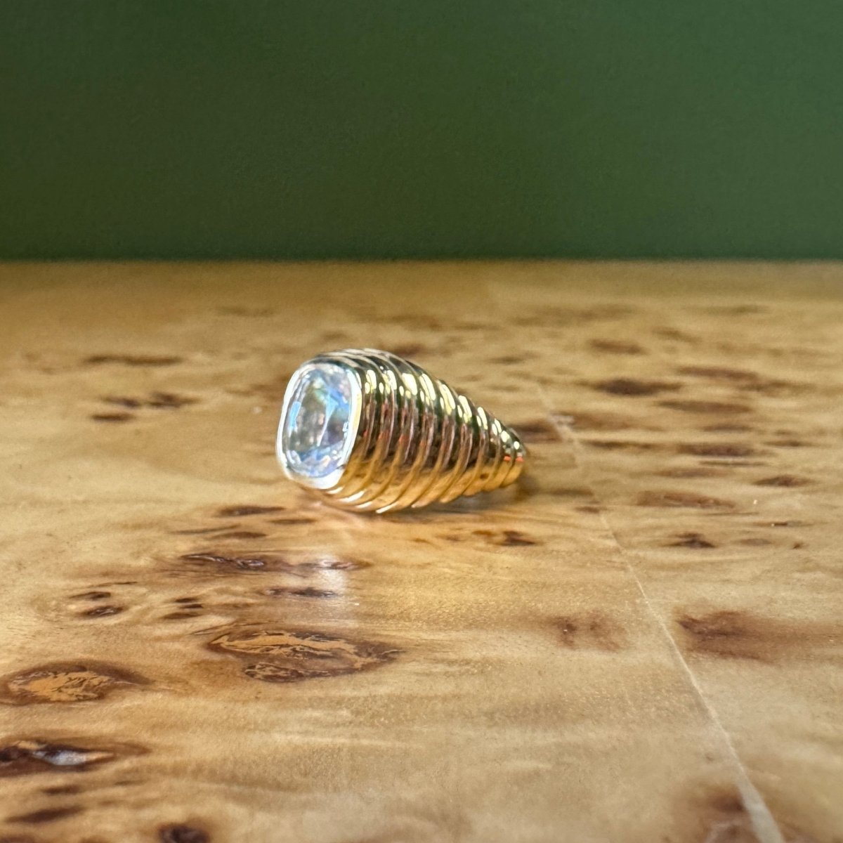 KICK BACK 2.26ct Moonstone - AURORO